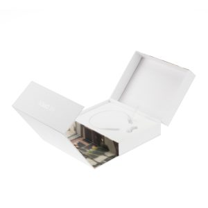 white magnetic flat presentation box